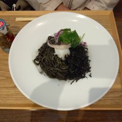 紋甲イカとイカ墨のまぜそば