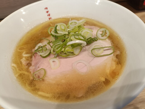 「博多豚骨醤油ラーメン」@博多豚骨醤油らーめんウチダヤの写真