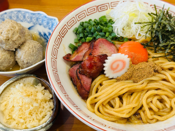 「油そば 1,100円 実山椒つくね 200円×2」@しののめヌードルの写真