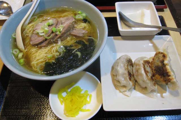 「醤油ラーメンと焼餃子3ケの定食　780円」@花彫酒家の写真