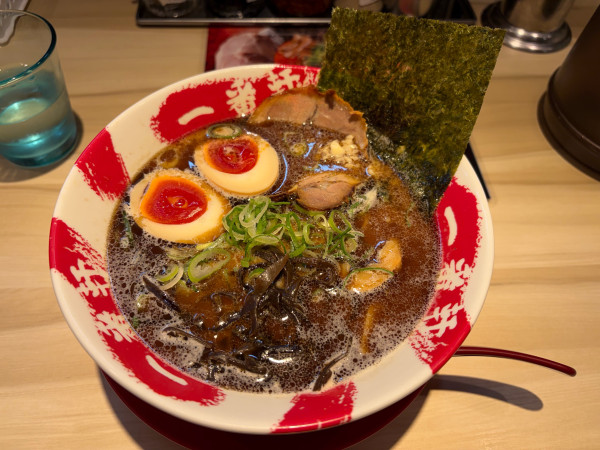 「黒豚骨　半熟赤身味玉入り」@豚骨麺屋 一番軒 高槻店の写真