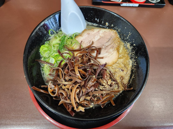 「博多らーめん キクラゲ にんにく 替え玉」@博多らーめん 丸福の写真