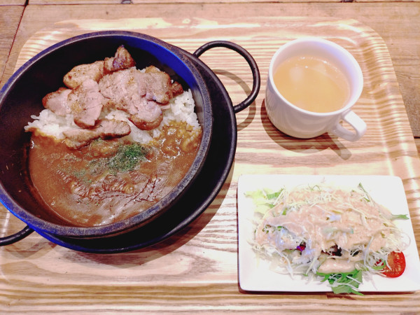 「【ランチ】スペイン産栗豚カレー（白ご飯）　１２００円」@メルカド デル プエルトの写真