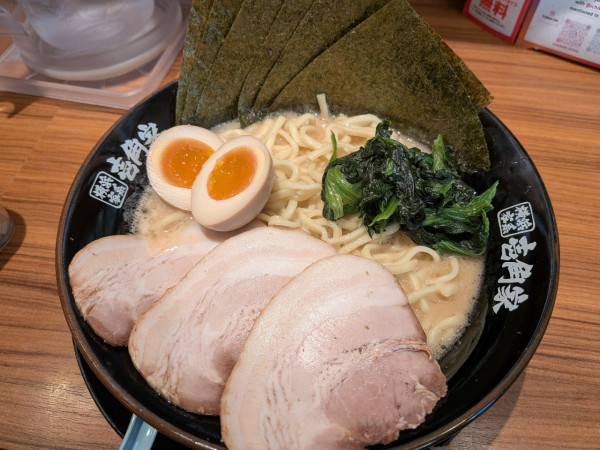 「MAXラーメン」@横浜家系ラーメン 壱角家 新橋店の写真