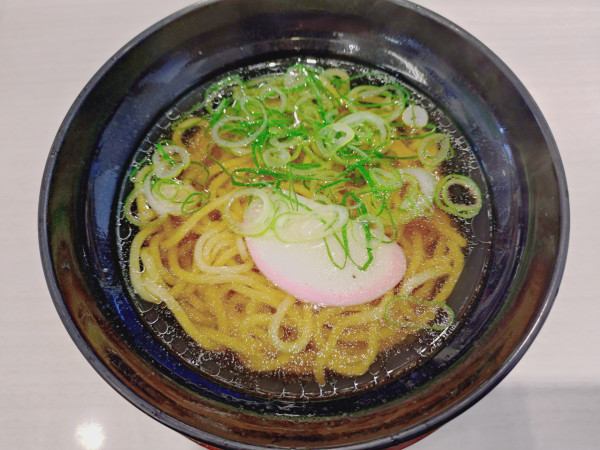 「（期間限定・平日１７時まで）ランチ醤油ラーメン　９９円」@魚べい 八潮店の写真