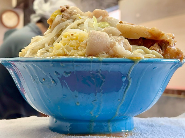 「小ラーメン 麺まし ニンニク ヤサイスクナメ アブラ」@ラーメン二郎 三田本店の写真