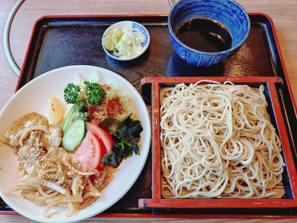 「焼肉せいろ　１３６０円」@かやぶき蕎麦やぶの写真