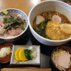 たぬき蕎麦とミニねぎとろ丼セット 1150円