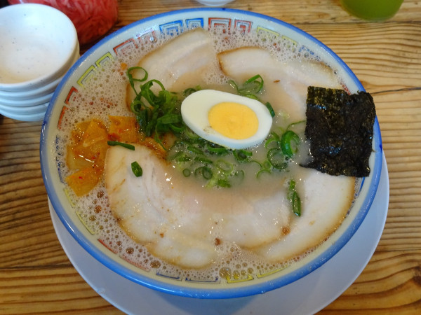 「分校チャーシューメン：並（1,000円）＋半ぎょうざ＋替玉」@久留米とんこつラーメン松山分校の写真
