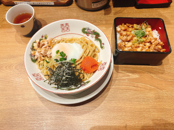 「博多明太まぜそば＋九条葱チャーシュー丼」@らぁ麺すぎ本 福岡空港国内ターミナル店の写真