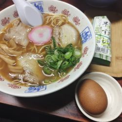 中華そば 880円 ゆで玉子80円早すし180円