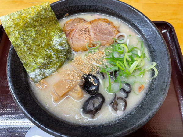 「濃厚とんこつらーめん　￥１０５０」@ラーメン長浜 高辻店の写真
