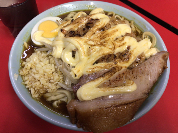「炙りマヨカレーラーメン 普通(ニンニク、ちょいアブラ)1200円」@ラーメン富士丸 東浦和店の写真