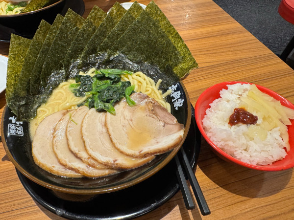 「ラーメン＋チャーシュー＋のり＋ライス」@横浜家系ラーメン 壱角家 京急川崎店の写真