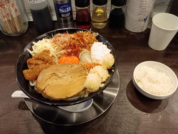 「ジャンクまぜそば　大　1200円」@豚のオオモリ製作所 岡本店の写真