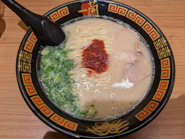「天然とんこつラーメン1080円と替玉210円×2」@一蘭 池袋駅前店の写真