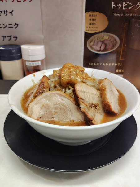 「ラーメン半分（ヤサイマシ、アブラマシ、カラメ）＋豚３枚」@ラーメン豚ヒロの写真