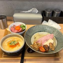 伊勢海老濃厚つけ麺1300円　和牛ローストビーフ丼500円