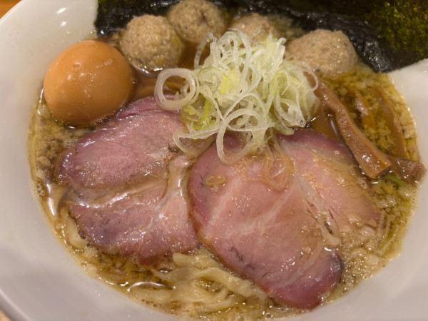 「全部のせ醤油らーめん＋実山椒つくね（1810円）」@しののめヌードルの写真