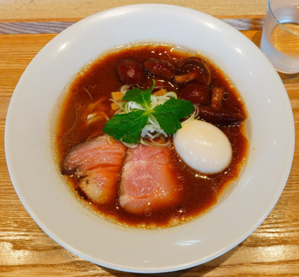 「【限定】宍道湖しじみ赤だし中華蕎麦＋味玉」@宍道湖しじみ中華蕎麦 琥珀 東京本店の写真