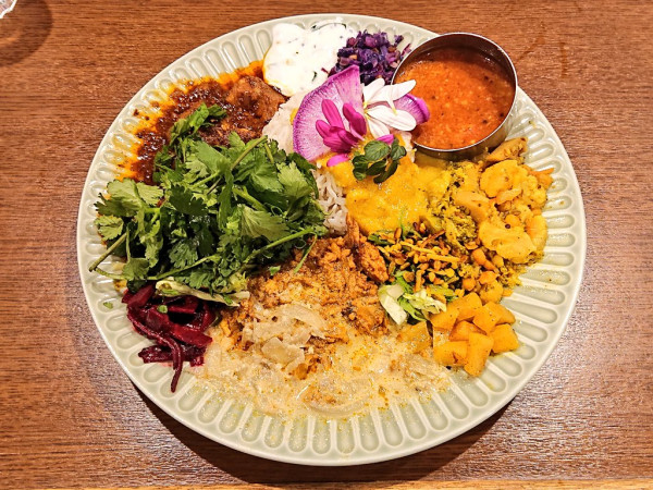 「全種盛りカレー＋パクチー」@東京間借りカレー シモカワスパイス 新宿店の写真
