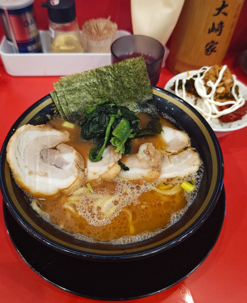 「煮豚ラーメン（並）+無限ライス」@家系ラーメン大﨑家 末広町店の写真