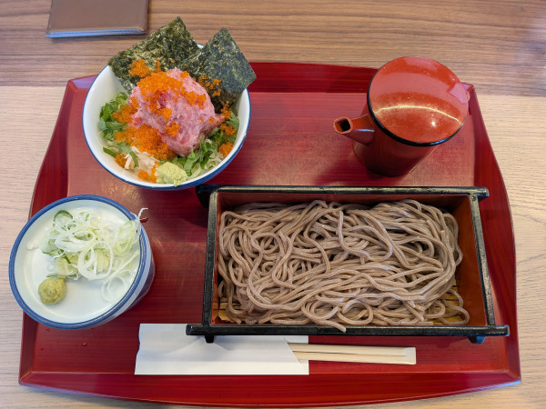 「山盛りねぎとろ丼セット」@そばじ アトレ川崎店の写真