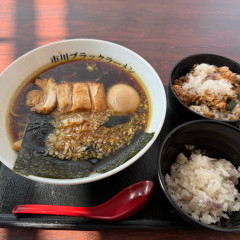 市川ブラックラーメンの画像
