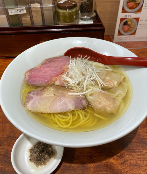 「塩そば￥1300&海老ワンタン2個￥270」@三馬路 東京店の写真