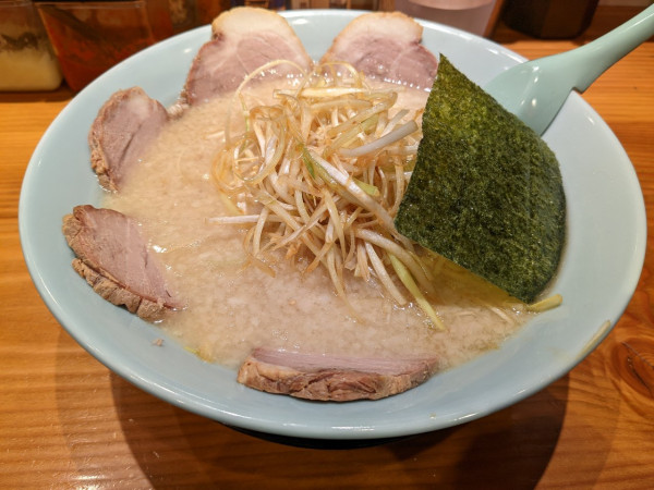 「ネギチャーシュー麺1200円 中盛100円」@ラーメンショップ〇化 池袋店の写真