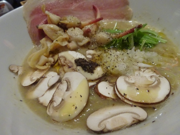 「豚骨マッシュルーム醤油ラーメン　1,500円（※）」@伊太そばの写真