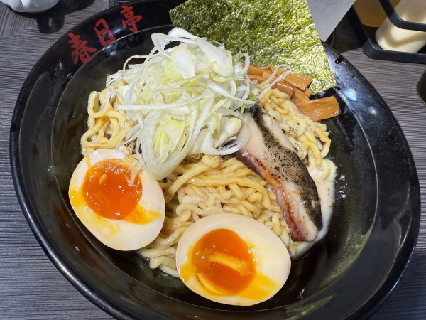 「とん黒油そば(1.5玉)+クーポン半味玉」@油そば専門店 春日亭 秋葉原店の写真