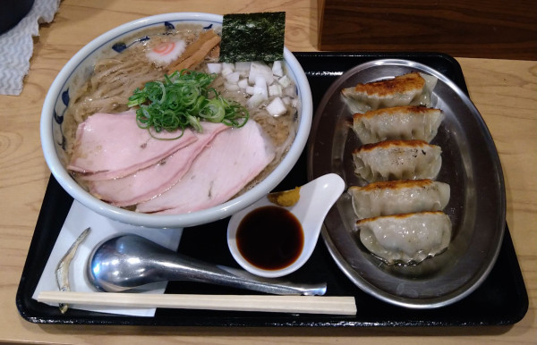 「白金豚の背脂にぼしらーめん【限定】＋白金豚の肉肉餃子」@瀬戸内食堂 ねいろ屋の写真