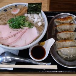 白金豚の背脂にぼしらーめん【限定】+白金豚の肉肉餃子