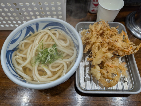「かけうどん（490円）、野菜かき揚げ（200円）」@TOKYO LIGHT BLUE HONGO-3の写真