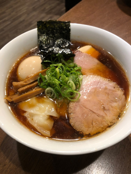 「醤油らぁ麺」@らぁ麺 すぎ本の写真