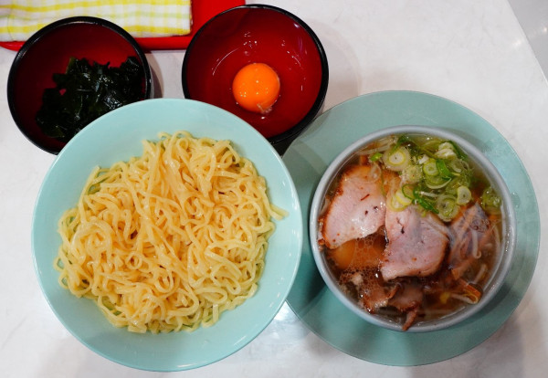 「もり中華＋生玉子＋わかめ」@なぎちゃんラーメン 青物横丁店の写真