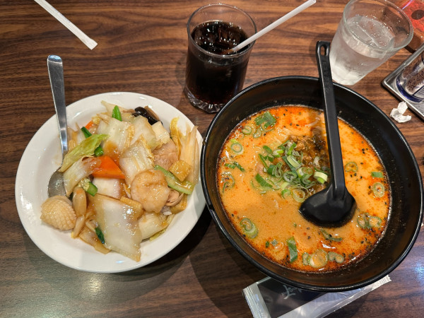 「ラーメンセット（担々麺＋中華丼）950円」@上海華龍 ヤマダ電機LABI1高崎店の写真