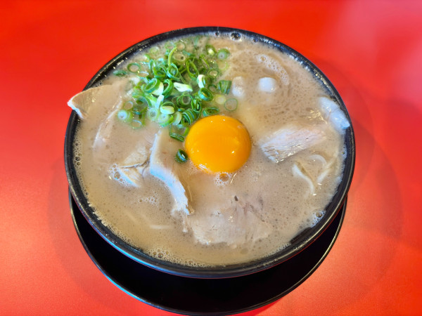 「生卵入りラーメン」@麺家 ぶらっく ぴっぐの写真