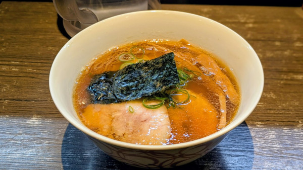 「醤油らぁ麺（1,300円）」@支那そばや 本店の写真