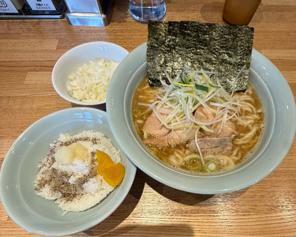 「豚骨醤油大（280g）玉ねぎ､ライス150g」@豚骨醤油 三輪の写真
