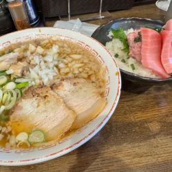 蔵出し醤油らーめんまったり850円（玉ねぎあり）と半本鮪丼セット