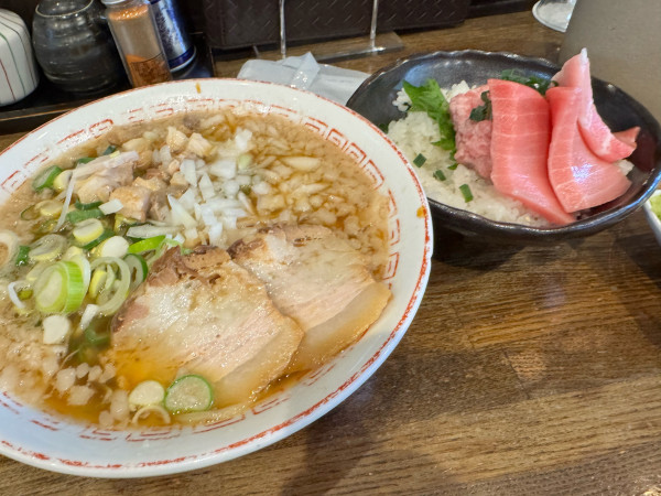 「蔵出し醤油らーめんまったり850円（玉ねぎあり）と半本鮪丼セット」@喜多方食堂 麺や玄 佐倉分店の写真