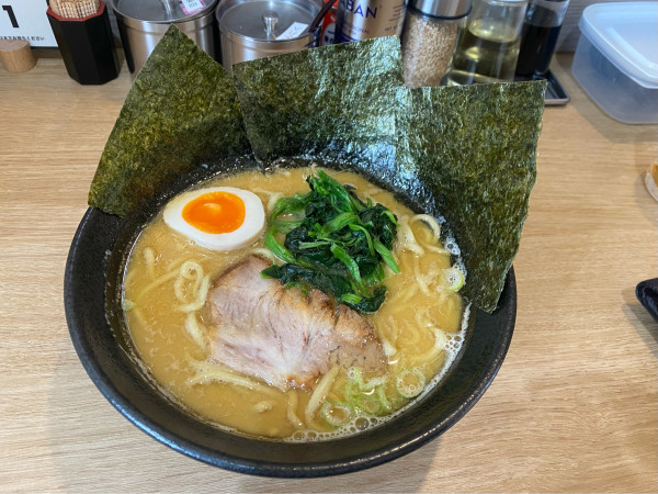 「醤油豚骨らーめん（麺硬め）980円」@横浜らーめん源泉の写真