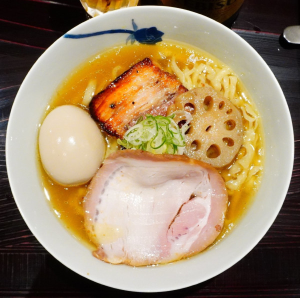 「塩（中太手もみ麺）＋味玉＋エビスビール（中瓶）」@麺 みつヰの写真