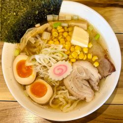 中華そば 塩（大盛無料）¥900円（味玉・バターコーンTP）