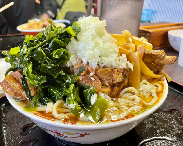 「福のじ名物原始人骨付きチャーシュー麺(1950円)」@福のじの写真
