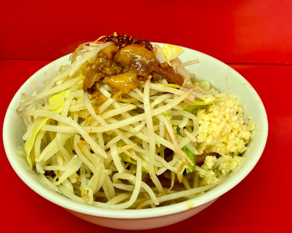 「小豚(1000円) ヤサイ/ニンニク/アブラ/ラー油」@ラーメン二郎 千住大橋駅前店の写真