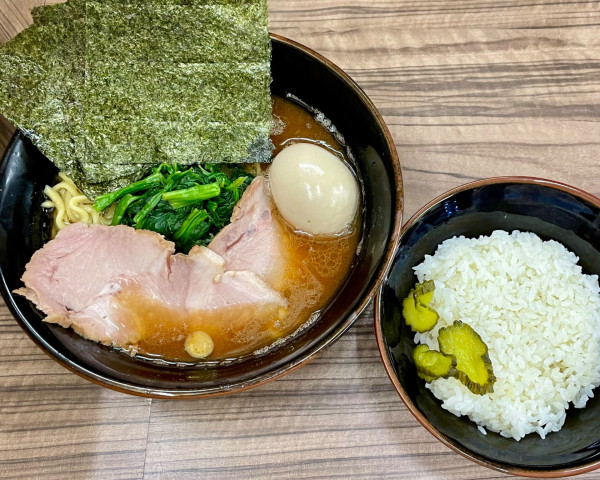 「らーめん(850円)/ライス・味玉サービス」@横浜家系ラーメン武蔵家 松戸店の写真