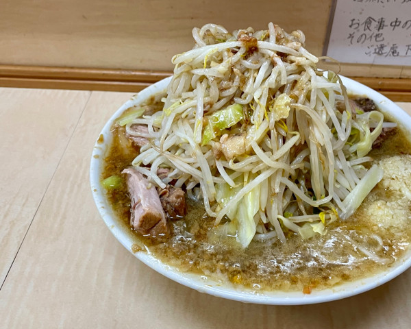 「大ラーメン(1100円)/豚3枚(200円)」@ラーメン二郎 京成大久保店の写真